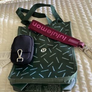 Lululemon small hook on ouch and nice long key chain… bag included!!